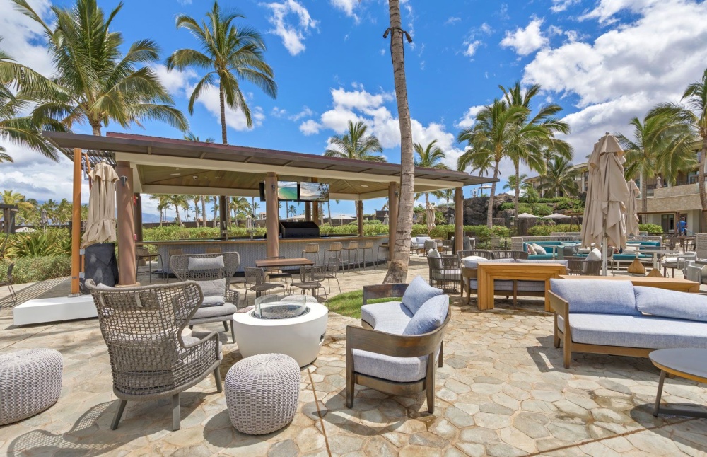 Maui Bay Villas Poolside Lounge Area