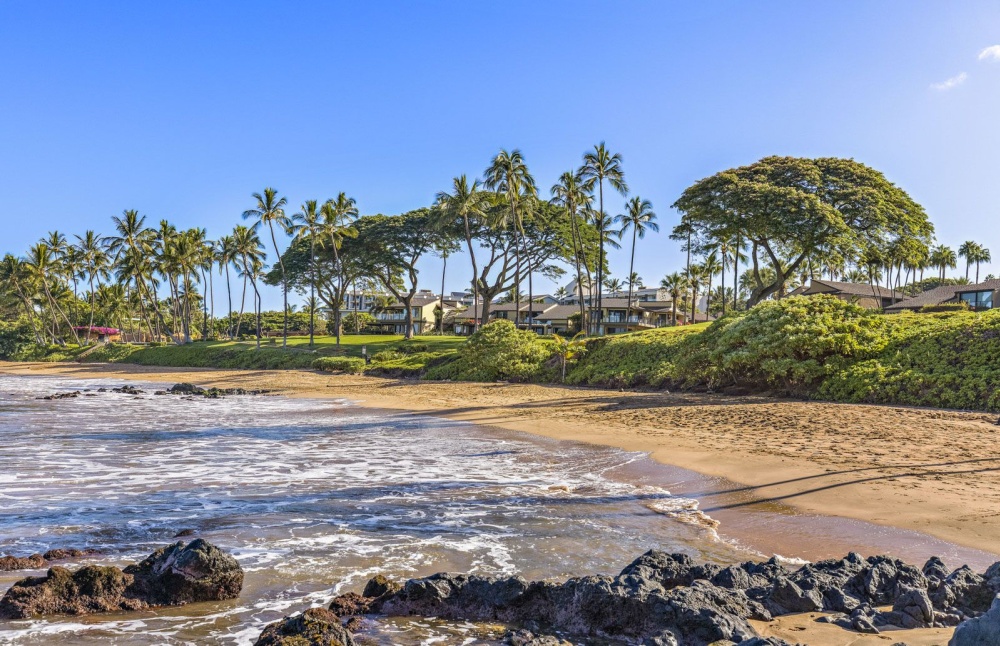 Stay steps from the pristine shore of Ulua Beach
