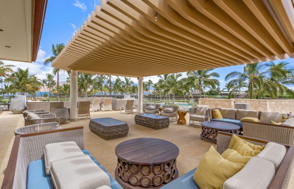 Maui Bay Villas Poolside Lounge Area