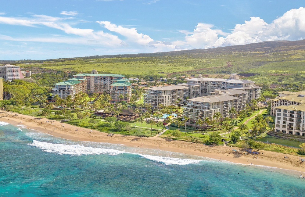 Nestled right between the West Maui Mountains and the blue Pacific Ocean